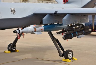 Tucson, az, ABD-Mart 23, 2019: bir AGM-114 Hellfire füze ve bir GBU-12 lazer güdümlü bomba, bir MQ-9 Reaper drone monte.