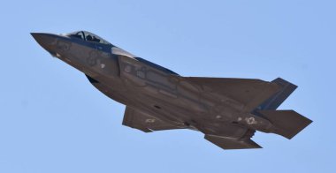 Tucson, Az, Usa - 23 Mart 2019: Davis Monthan Hava Üssüne uçan bir ABD Hava Kuvvetleri F-35 Joint Fighter (Lightning Ii) jeti. Bu F-35 Luke Hava Kuvvetleri Üssü 'ne tahsis edildi..