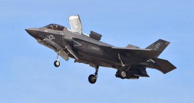 Yuma, Usa - 9 Mart 2019: Bir Deniz Kuvvetleri F-35b Müşterek Vurucu (Lightning Ii) McYuma 'da havada süzülüyor..