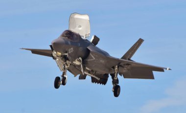 Yuma, Usa - 9 Mart 2019: Bir Deniz Kuvvetleri F-35b Müşterek Vurucu (Lightning Ii) McYuma 'da havada süzülüyor..