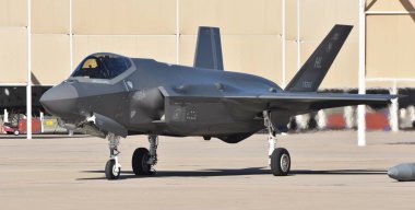 Tucson, Usa - 29 Şubat 2020: Davis Monthan Hava Üssü 'nde bir ABD Hava Kuvvetleri F-35 Joint Strike Fighter (Lightning Ii) jeti. Bu F-35, Hill Hava Kuvvetleri Üssü 'ne tahsis edildi..