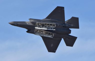Tucson, ABD - 29 Şubat 2020: Davis Monthan Hava Üssü 'nde uçan bir ABD Hava Kuvvetleri F-35 Joint Strike Fighter (Lightning II) jeti. Bu F-35 Luke Hava Kuvvetleri Üssü 'ne tahsis edildi..