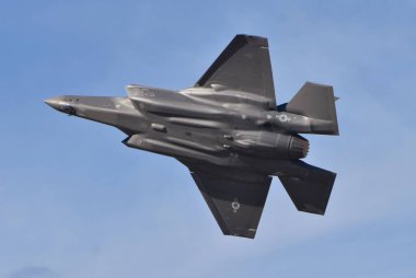 Tucson, ABD - 29 Şubat 2020: Davis Monthan Hava Üssü 'nde uçan bir ABD Hava Kuvvetleri F-35 Joint Strike Fighter (Lightning II) jeti. Bu F-35 Luke Hava Kuvvetleri Üssü 'ne tahsis edildi..