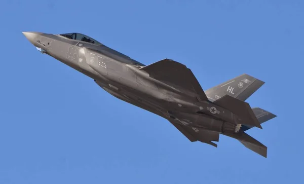 2020年2月29日 アメリカ空軍のF 35ジョイントストライクファイター Lightning がデイビス モンサン空軍基地を飛行中 このF 35はルーク空軍基地に割り当てられています — ストック写真