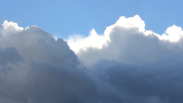 Nubes cúmulos se mueven rápidamente a través del cielo . — Vídeos de Stock
