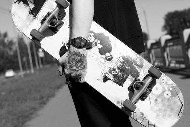 Kaykaycı kolunda bir dövme ile. Resim 13 Eylül 2016 Petersburg'daki nehrin Ekateringofka çıkabilir.