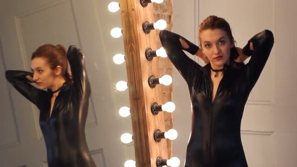 Schönes Mädchen tanzt vor einem Spiegel. — Stockvideo