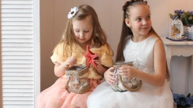 Küçük kızlar zarif elbiseler hediye tatil için düşünün, oynamak ve eğlenmek. 