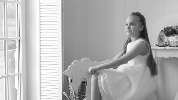 Дивовижно красива дівчина-підліток в розумній сукні в інтер'єрі будинку . — стокове відео