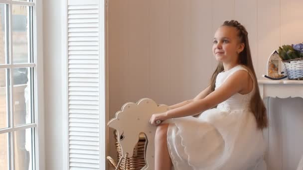 Verbazingwekkend mooi tienermeisje in een slimme jurk in het interieur van het huis. — Stockvideo