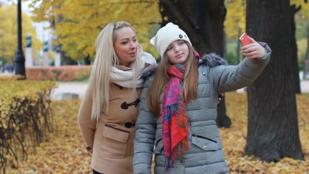 Family Holiday Nature Mom Her Daughter Take Pictures Themselves Backdrop — Stock Video