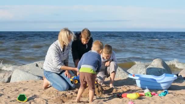 Vacaciones Familiares Océano Una Mujer Joven Con Niños Corriendo Jugando — Vídeos de Stock