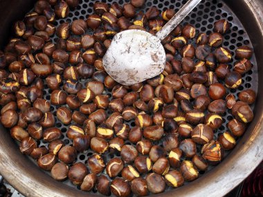 Sokakta kestane kavurma.