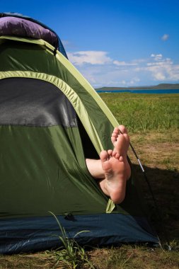 -Çıplak ayakla çadır dışarı yapışmasını kamp. F'da yürüyüş gitmek