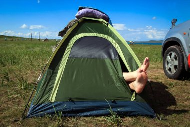 -Çıplak ayakla çadır dışarı yapışmasını kamp. F'da yürüyüş gitmek