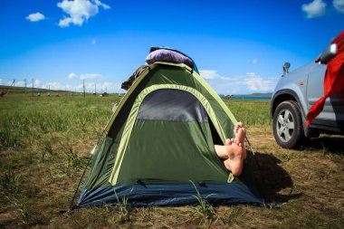 -Çıplak ayakla çadır dışarı yapışmasını kamp. F'da yürüyüş gitmek
