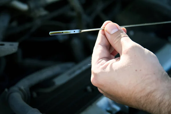 Überprüfung des Ölstandes in einem Automotor. Dienstwagen — Stockfoto