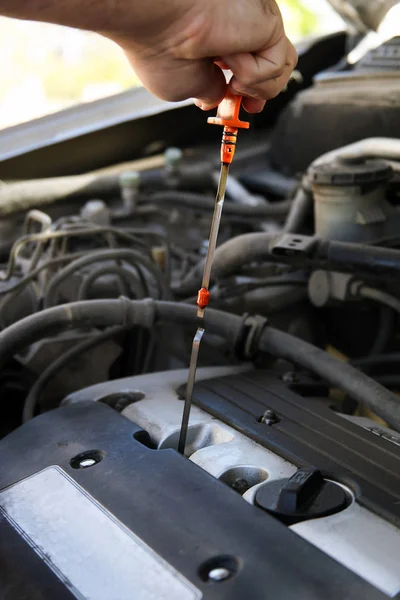 Controllo il livello dell'olio in un motore di un'auto. Auto di servizio — Foto Stock