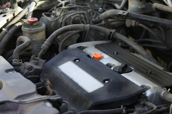 Motorraum des Autos - der Raum unter der Motorhaube — Stockfoto