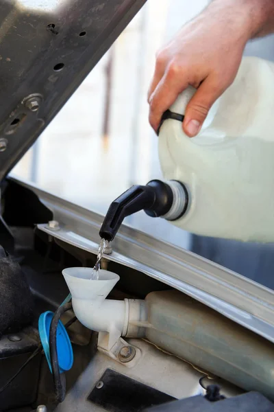 Frostschutzmittel (Wasser) im Tank der Fahrzeugwaschanlage aufrüsten — Stockfoto