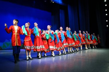 Kazaklar - çocuklar kırmızı elbiseler ve h kızlarla dans