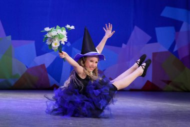 Modern dans dans kız. O ızdırap yüzüne gizleme tasvir huzursuz ruh olduğunu.  