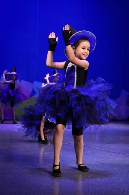 Modern dans dans kız. O ızdırap yüzüne gizleme tasvir huzursuz ruh olduğunu.  