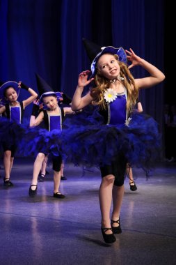 Modern dans dans kız. O ızdırap yüzüne gizleme tasvir huzursuz ruh olduğunu.  