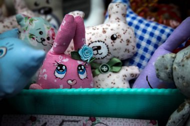 El yapımı - renkli kumaş dikişli tavşan sepet içinde oturmak