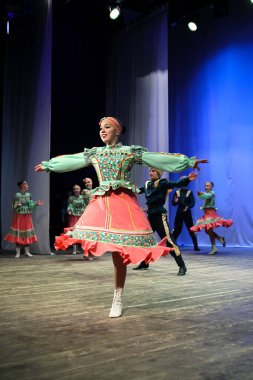 Kız perileri tasvir mavi su dans dans dans - pop. 