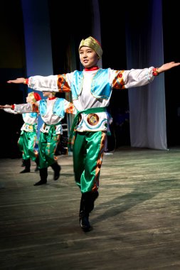 Buryat halk dansları - çocuk Buryat kostüm sahne ou üzerinde duruyor.