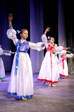 Çin Halk Dansları - Kızlar dans ulusal kostüm kimono ve taç. 