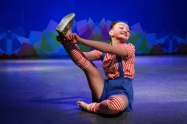 Κορίτσι χορό μοντέρνο χορό και κάθεται στο πάτωμα με ένα χαμόγελο - Ch — Φωτογραφία Αρχείου