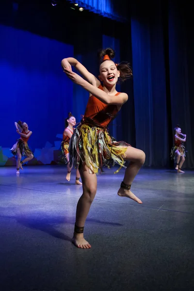 Χορός των παιδιών - μια απομίμηση της αφρικανικής χορού με πολύπλοκες da — Φωτογραφία Αρχείου