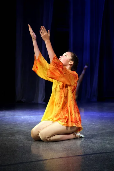 여자 댄스 현대 무용 및 손 t를 들고 무릎에 앉아 — 스톡 사진