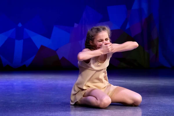 Девушка танцует современный танец о домашнем насилии. Она кричит — стоковое фото