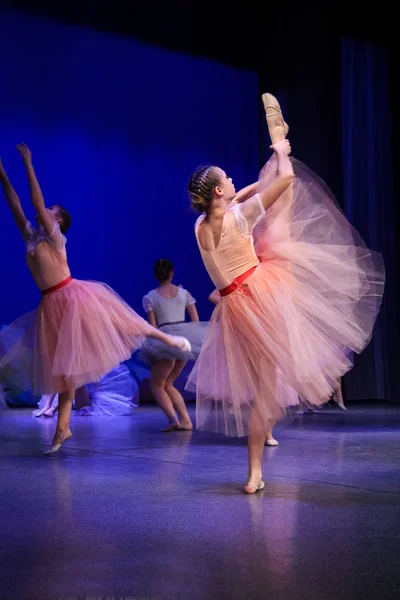 Menina dançando dança moderna. Ela é retratada alma inquieta escondendo seu rosto em angústia . — Fotografia de Stock