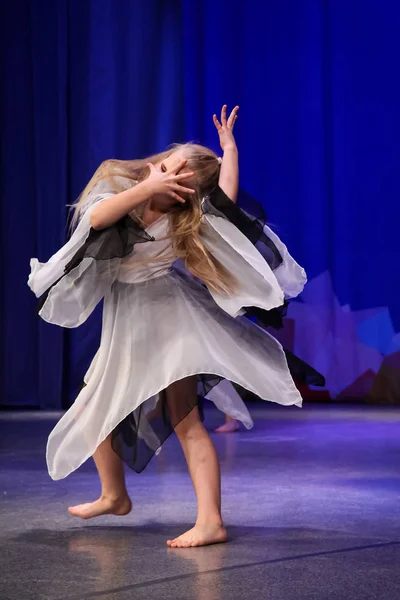 Gadis menari tari modern. Dia digambarkan gelisah jiwa bersembunyi wajahnya dalam penderitaan . — Stok Foto