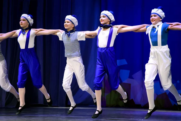 Детский танец - группа моряков, танцующих рука об руку . — стоковое фото