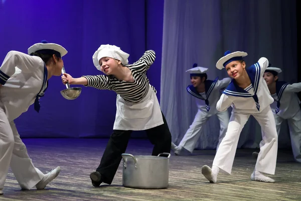 La danza infantil - los niños en los trajes de los marineros . — Foto de Stock