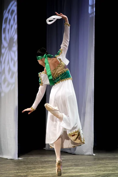 Κλασσικό χορό - κορίτσι εκτελεί το ρόλο του «ρωσικό χορευτικό" — Φωτογραφία Αρχείου