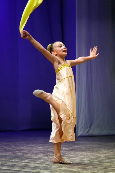 古典舞踊 - 女の子を実行"ロシアのダンスの役割" — ストック写真