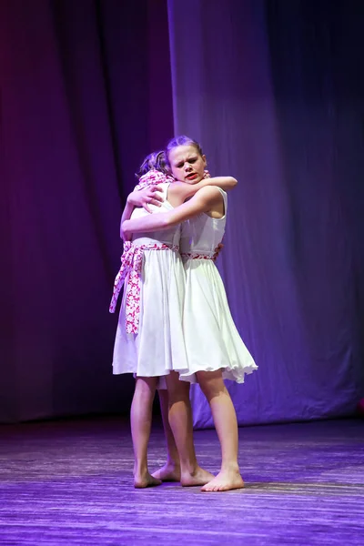 Современный танец - девушки крепко и трагично обнимаются . — стоковое фото