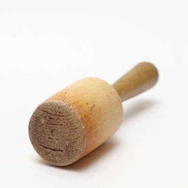 beyaz zemin üzerine ahşap patates ezici. kırpma yolu ile izole