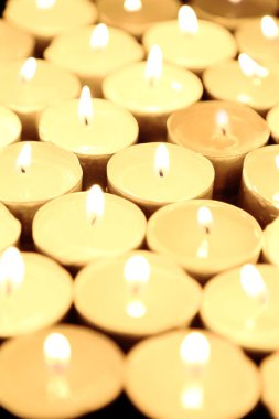 siyah arka plan üzerine yas mumlar