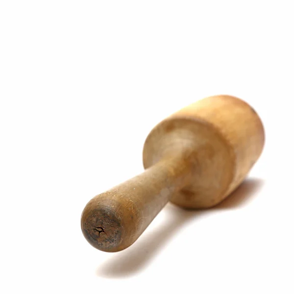 Dřevěná bramborový mačkadlo na bílém pozadí. samostatný s ořezovou cestou — Stock fotografie