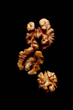 Siyah arkaplanda cevizler