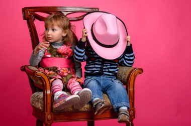 iki çocuk giyen kovboy şapkaları gülümseyen