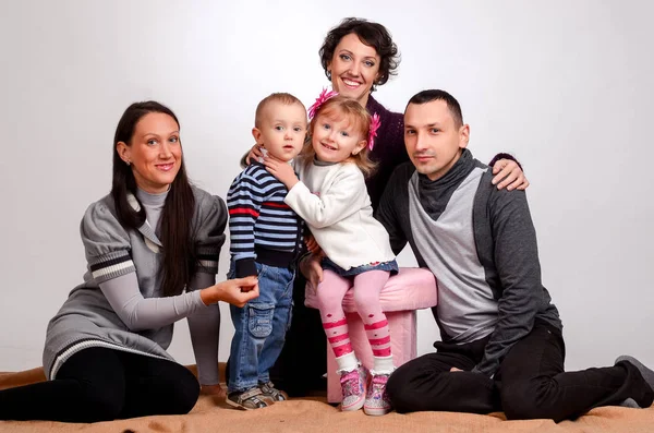 Bonne famille. Mères femmes et enfants petite fille et garçons assis — Photo