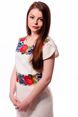 Ukraynalı kız beyaz izole Ulusal işlemeli gömlek giymiş